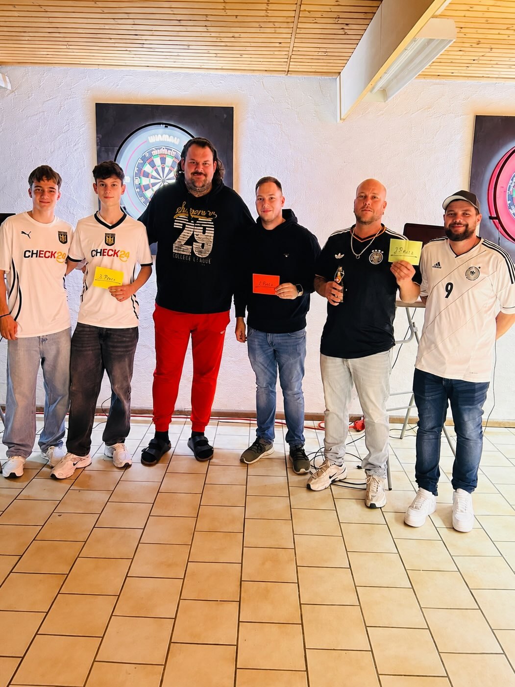 Die drei besten Teams des 1. Dartturniers mit ihren Platzkarten