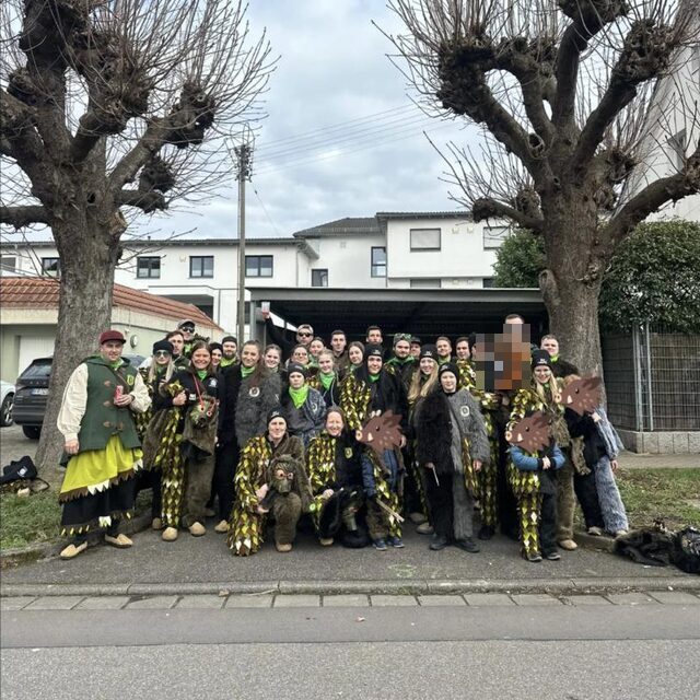 Instagram-Beitrag der Moorgeischder: Gruppenbild im Häs am Fastnachtssonntag 2026